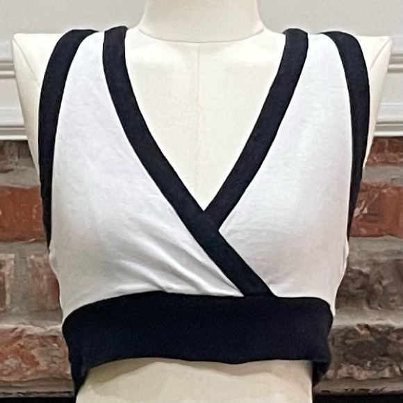 Forever 21 Tops - Forever 21 black and white sleeveless crop top / M / Excellent condition